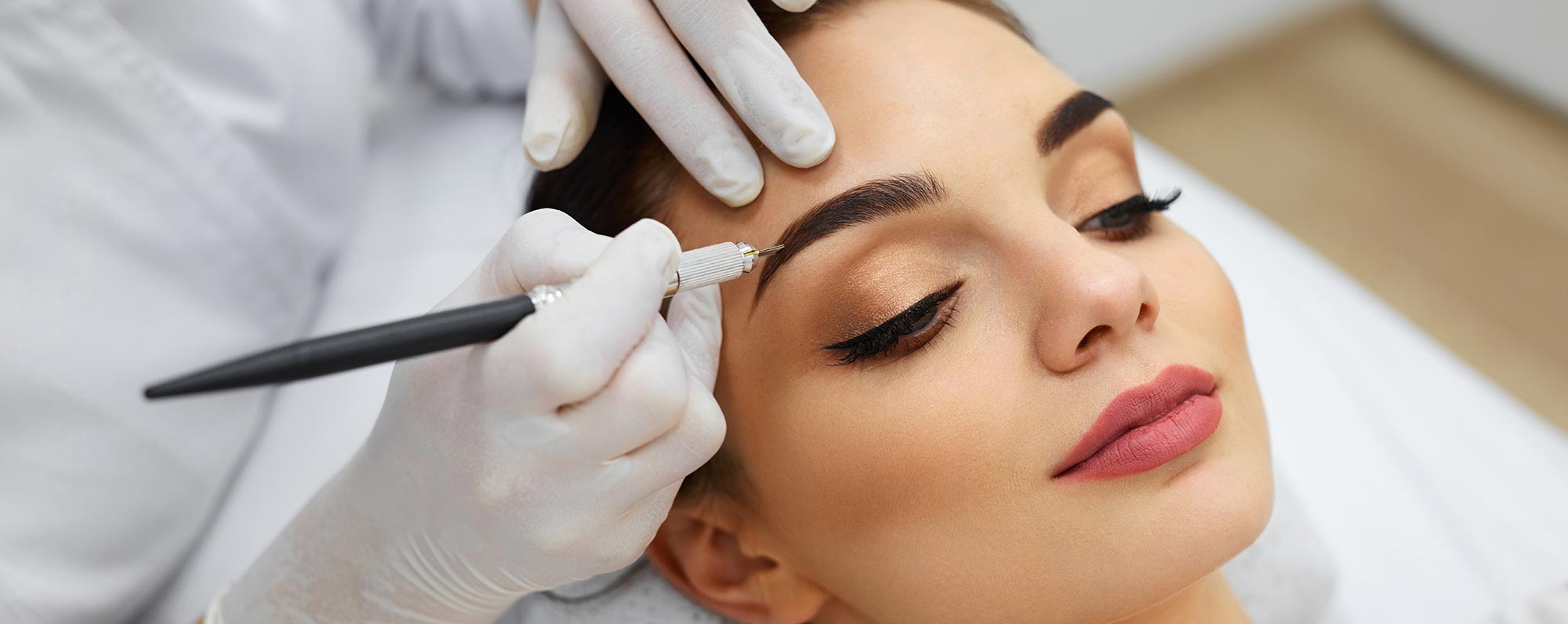 Modèle Brow Room Academy après technique sourcils
